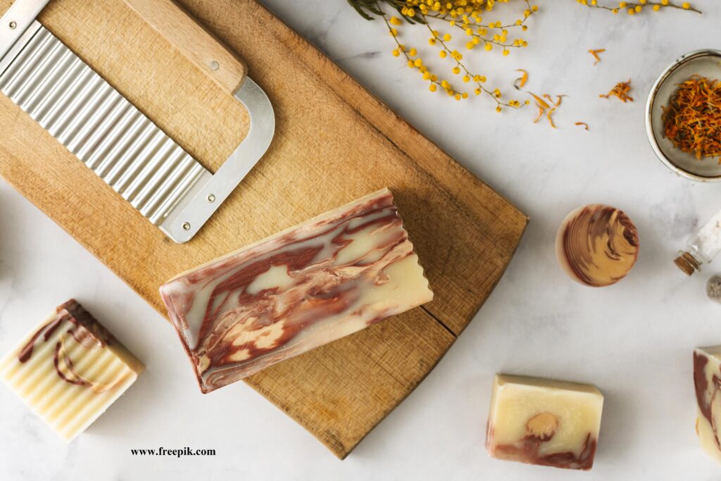Evdə hazırlaya biləcəyiniz sabun resepti top view homemade soap assortment